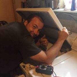 我们的技术人员修好了洗衣机。