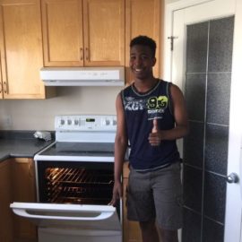 满意的烤箱维修员客户