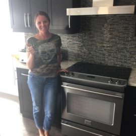 照片显示的是一位多伦多顾客在烤箱维修后感到满意。