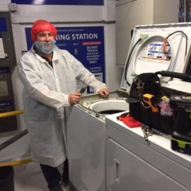 图片显示的是RGT中一台洗衣机的维修过程。